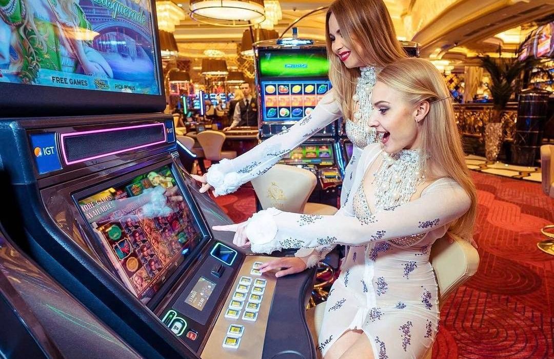 Slot Mania Diving into the Online Gaming World