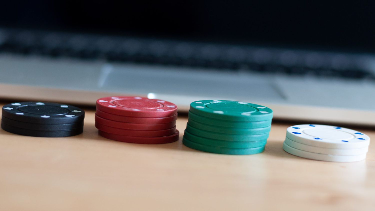 Learning the casino rhythm that separates playtime and decision time